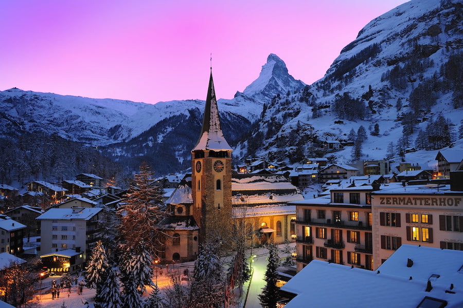 Zermatt at Christmas is a highlight that should be on every list. The mountain village exudes its very special charm, especially in the run-up to Christmas.