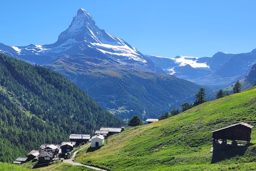 Aussicht auf das Matterhorn und das Dorf Findeln über Zermatt im Sommer.